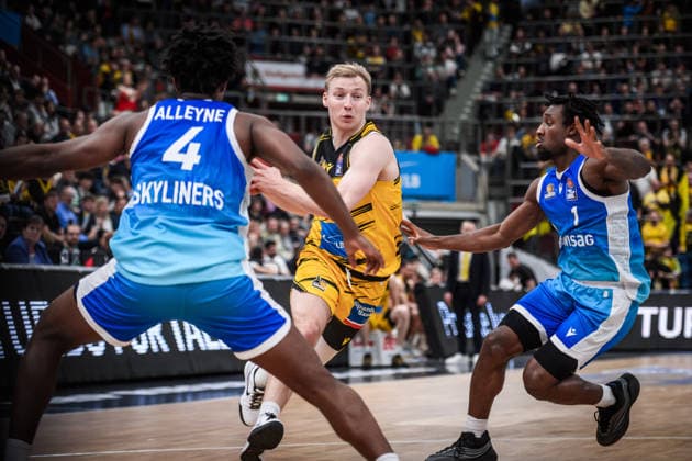 Toms Skuja (MHP RIESEN Ludwigsburg, 05) zwischen Nahiem Alleyne (Frankfurt Skyliners, 04), li. und Isaiah Swope (Frankfurt Skyliners, 01), re. GER, MHP Riesen Ludwigsburg vs. Skyliners Frankfurt, Basketball Bundesliga, easycredit BBL, 25. Spieltag, Spielzeit 2025 2026, 20.03.2026 GER, MHP Riesen Ludwigsburg vs. Skyliners Frankfurt, Basketball Bundesliga, easycredit BBL, 25. Spieltag, Spielzeit 2025 2026, 20.03.2026 Ludwigsburg Copyright: xSandyxDinkelackerx EP_SDR