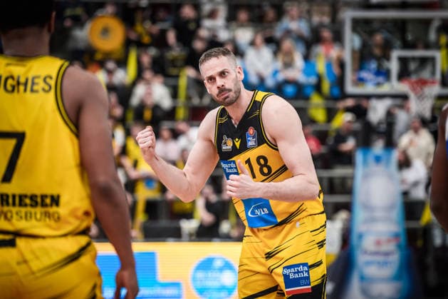 Jonas Wohlfarth-Bottermann (MHP RIESEN Ludwigsburg, 18) - Siegerfaust GER, MHP Riesen Ludwigsburg vs. Skyliners Frankfurt, Basketball Bundesliga, easycredit BBL, 25. Spieltag, Spielzeit 2025 2026, 20.03.2026 GER, MHP Riesen Ludwigsburg vs. Skyliners Frankfurt, Basketball Bundesliga, easycredit BBL, 25. Spieltag, Spielzeit 2025 2026, 20.03.2026 Ludwigsburg Copyright: xSandyxDinkelackerx EP_SDR
