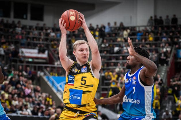 Toms Skuja (MHP RIESEN Ludwigsburg, 05) vs. Isaiah Swope (Frankfurt Skyliners, 01) GER, MHP Riesen Ludwigsburg vs. Skyliners Frankfurt, Basketball Bundesliga, easycredit BBL, 25. Spieltag, Spielzeit 2025 2026, 20.03.2026 GER, MHP Riesen Ludwigsburg vs. Skyliners Frankfurt, Basketball Bundesliga, easycredit BBL, 25. Spieltag, Spielzeit 2025 2026, 20.03.2026 Ludwigsburg Copyright: xSandyxDinkelackerx EP_SDR
