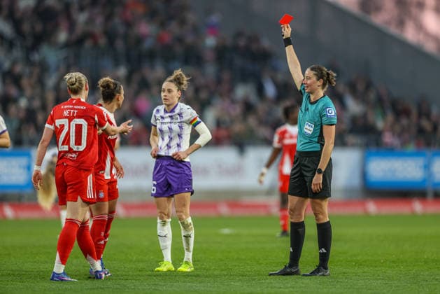 GER, Essen, SGS Essen vs FC Bayern München, Google Pixel Frauen Bundesliga, Fussball, DFB, Spielzeit 2025 2026, Stadion an der Hafenstraße , 21. Spieltag im Bild v.l.: Jacqueline Meißner (SGS Essen Frauen 16) bekommt von Franziska Wildfeuer (FIFA Schiedsrichterin) die rote Karte, Platzverweis) DFB DFL REGULATIONS PROHIBIT ANY USE OF PHOTOGRAPHS AS IMAGE SEQUENCES AND OR QUASI-VIDEO, 20.03.2026 *** GER, Essen, SGS Essen vs FC Bayern Munich, Google Pixel Womens Bundesliga, Football, DFB, Season 2025 2026, Stadion an der Hafenstraße , 21 Matchday in picture f l Jacqueline Meißner SGS Essen Women 16 gets red card from Franziska Wildfeuer FIFA referee, sending off DFB DFL REGULATIONS PROHIBIT ANY USE OF PHOTOGRAPHS AS IMAGE SEQUENCES AND OR QUASI VIDEO, 20 03 2026 Copyright: HMBxMedia HendrikxHamelau