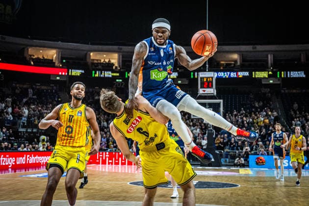 Basketball Berlin 20.03.2026 Saison 2025 2026 EasyCredit BBL 1. Bundesliga Männer, Herren Alba Berlin - Rostock Seawolves TJ Crockett (Rostock, No.00) Malte Delow (Alba Berlin, No.06)