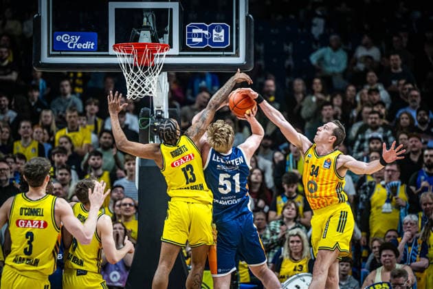 Basketball Berlin 20.03.2026 Saison 2025 2026 EasyCredit BBL 1. Bundesliga Männer, Herren Alba Berlin - Rostock Seawolves Bent Leuchten (Rostock, No.51) J wan Roberts (Alba Berlin, No.13) Justin Bean (Alba Berlin, No.34)