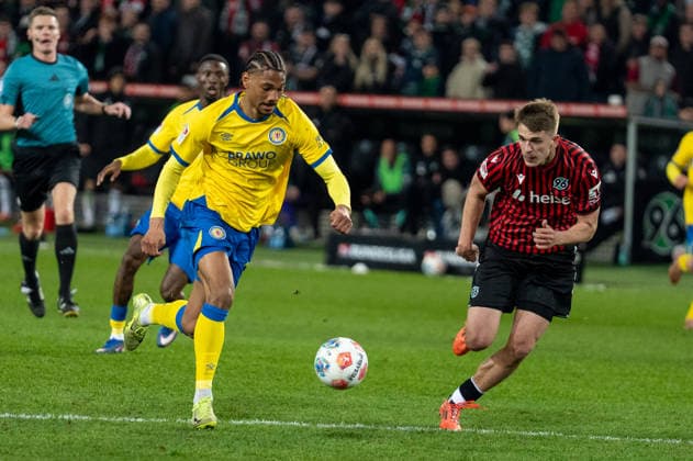 Deutschland: Fussball 2. Bundesliga, 27. Spieltag 2025 2026, Hannover 96 - Eintracht Braunschweig am 20.03. in Hannover (Heinz von Heiden Arena): Chance zum Ausgleich Sidi SanÃ (Eintracht Braunschweig 24)