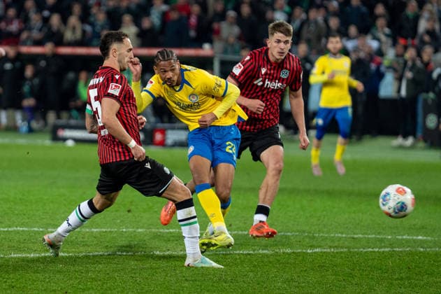 Deutschland: Fussball 2. Bundesliga, 27. Spieltag 2025 2026, Hannover 96 - Eintracht Braunschweig am 20.03. in Hannover (Heinz von Heiden Arena): Chance zum Ausgleich Sidi SanÃ (Eintracht Braunschweig 24)