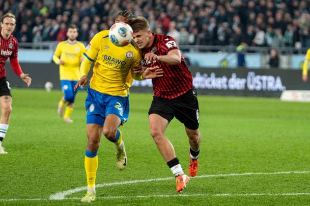 Deutschland: Fussball 2. Bundesliga, 27. Spieltag 2025 2026, Hannover 96 - Eintracht Braunschweig am 20.03. in Hannover (Heinz von Heiden Arena): Sidi SanÃ (Eintracht Braunschweig 24) Maik Nawrocki (Hannover 96 6)
