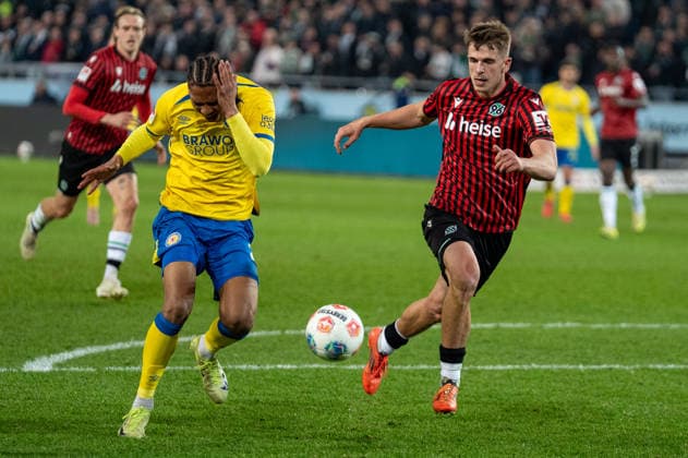 Deutschland: Fussball 2. Bundesliga, 27. Spieltag 2025 2026, Hannover 96 - Eintracht Braunschweig am 20.03. in Hannover (Heinz von Heiden Arena): Sidi SanÃ (Eintracht Braunschweig 24) Maik Nawrocki (Hannover 96 6)