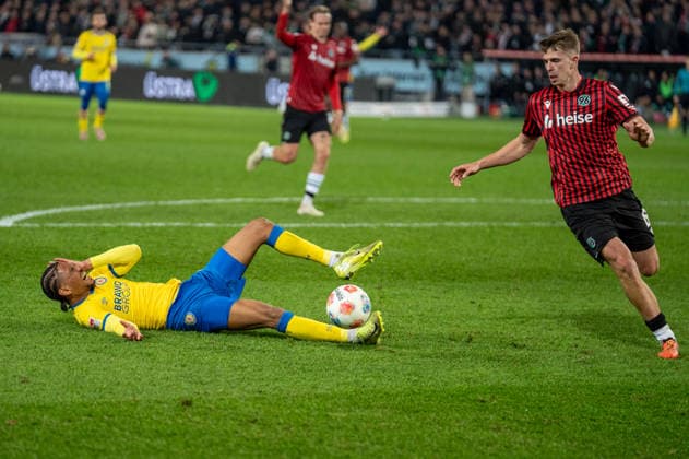 Deutschland: Fussball 2. Bundesliga, 27. Spieltag 2025 2026, Hannover 96 - Eintracht Braunschweig am 20.03. in Hannover (Heinz von Heiden Arena): Sidi SanÃ (Eintracht Braunschweig 24) Maik Nawrocki (Hannover 96 6)