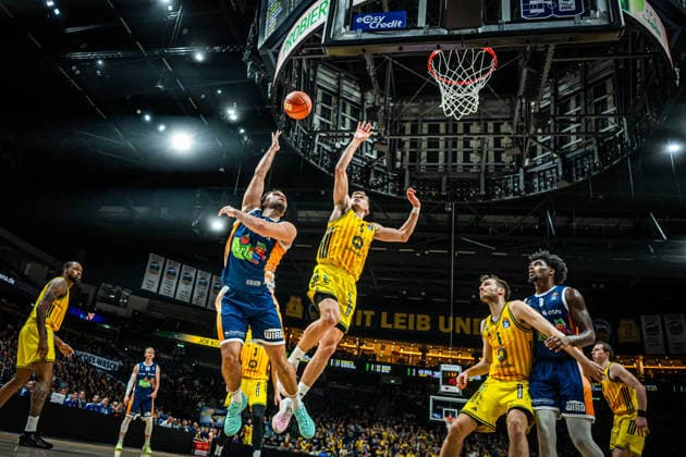 Basketball Berlin 20.03.2026 Saison 2025 2026 EasyCredit BBL 1. Bundesliga Männer, Herren Alba Berlin - Rostock Seawolves Elias Baggette (Rostock, No.04) Sam Griesel (Alba Berlin, No.05)