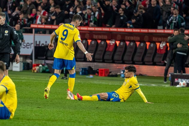 Deutschland: Fussball 2. Bundesliga, 27. Spieltag 2025 2026, Hannover 96 - Eintracht Braunschweig am 20.03. in Hannover (Heinz von Heiden Arena): Fabio Di Michele Sanchez (Eintracht Braunschweig 22) Erencan Yardimci (Eintracht Braunschweig 9) Enttäuschung