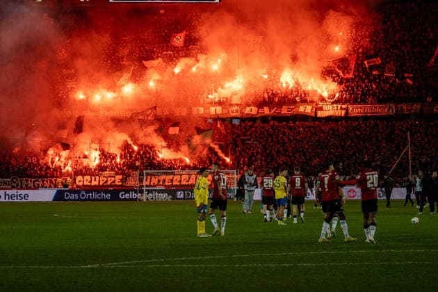 Deutschland: Fussball 2. Bundesliga, 27. Spieltag 2025 2026, Hannover 96 - Eintracht Braunschweig am 20.03. in Hannover (Heinz von Heiden Arena): Schlusspfiff, Pyro, Pyrotechnik, Fans, Ultras, Hannover, Derby