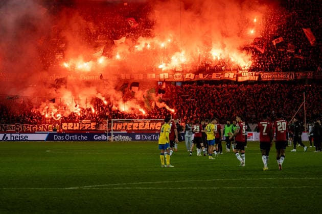 Deutschland: Fussball 2. Bundesliga, 27. Spieltag 2025 2026, Hannover 96 - Eintracht Braunschweig am 20.03. in Hannover (Heinz von Heiden Arena): Schlusspfiff, Pyro, Pyrotechnik, Fans, Ultras, Hannover, Derby