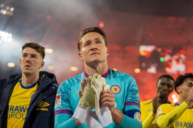 Deutschland: Fussball 2. Bundesliga, 27. Spieltag 2025 2026, Hannover 96 - Eintracht Braunschweig am 20.03. in Hannover (Heinz von Heiden Arena): Ron-Thorben Hoffmann (Eintracht Braunschweig 1) Enttäuschung nach der Derbyniederlage. Bedankt sich bei den Fans.