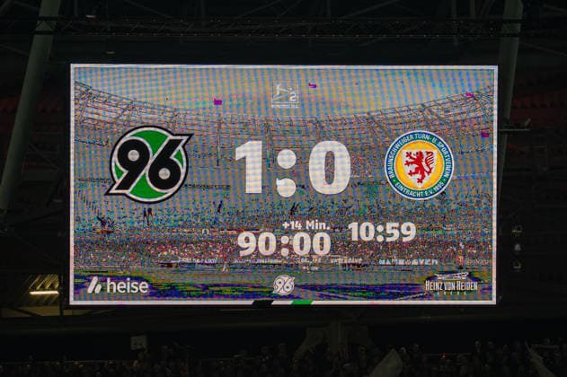 Deutschland: Fussball 2. Bundesliga, 27. Spieltag 2025 2026, Hannover 96 - Eintracht Braunschweig am 20.03. in Hannover (Heinz von Heiden Arena): Anzeigetafel, Stadionanzeige, Spielstand, Resultat, Ergebnis