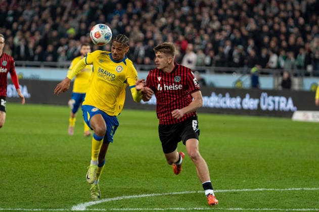 Deutschland: Fussball 2. Bundesliga, 27. Spieltag 2025 2026, Hannover 96 - Eintracht Braunschweig am 20.03. in Hannover (Heinz von Heiden Arena): Sidi SanÃ (Eintracht Braunschweig 24) Maik Nawrocki (Hannover 96 6)