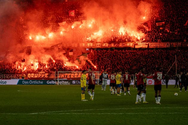 Deutschland: Fussball 2. Bundesliga, 27. Spieltag 2025 2026, Hannover 96 - Eintracht Braunschweig am 20.03. in Hannover (Heinz von Heiden Arena): Schlusspfiff, Pyro, Pyrotechnik, Fans, Ultras, Hannover, Derby