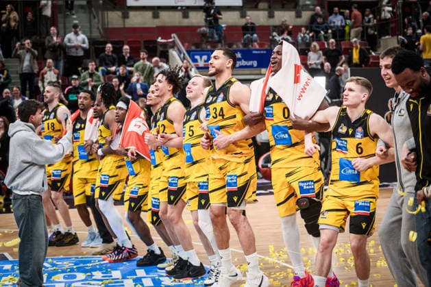 MHP Riesen - Jubel, Freude, Jubeltanz vor Fans GER, MHP Riesen Ludwigsburg vs. Skyliners Frankfurt, Basketball Bundesliga, easycredit BBL, 25. Spieltag, Spielzeit 2025 2026, 20.03.2026 GER, MHP Riesen Ludwigsburg vs. Skyliners Frankfurt, Basketball Bundesliga, easycredit BBL, 25. Spieltag, Spielzeit 2025 2026, 20.03.2026 Ludwigsburg Copyright: xSandyxDinkelackerx EP_SDR