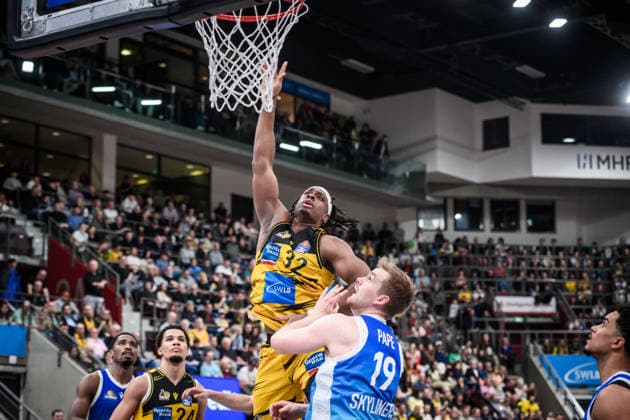 Keeshawn Kellman (MHP RIESEN Ludwigsburg, 32) setzt sich durch gegen Till Pape (Frankfurt Skyliners, 19) GER, MHP Riesen Ludwigsburg vs. Skyliners Frankfurt, Basketball Bundesliga, easycredit BBL, 25. Spieltag, Spielzeit 2025 2026, 20.03.2026 GER, MHP Riesen Ludwigsburg vs. Skyliners Frankfurt, Basketball Bundesliga, easycredit BBL, 25. Spieltag, Spielzeit 2025 2026, 20.03.2026 Ludwigsburg Copyright: xSandyxDinkelackerx EP_SDR