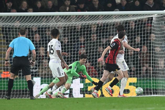 Bournemouth v Manchester United, ManU Premier League Goal 1-1 - Ryan Christie (10) of AFC Bournemouth scores the equalising goal beating Senne Lammens (31) of Manchester United during the Premier League match between Bournemouth and Manchester United at the Vitality Stadium, Bournemouth, UK on 20 March 2026. Bournemouth Vitality Stadium Dorset UK Editorial use only DataCo restrictions apply See www.football-dataco.com , Copyright: xGrahamxHuntx PSI-23946-0071