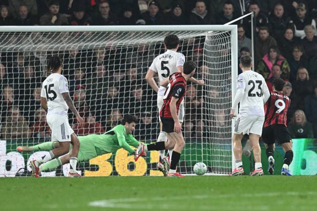 Bournemouth v Manchester United, ManU Premier League Goal 1-1 - Ryan Christie (10) of AFC Bournemouth scores the equalising goal beating Senne Lammens (31) of Manchester United during the Premier League match between Bournemouth and Manchester United at the Vitality Stadium, Bournemouth, UK on 20 March 2026. Bournemouth Vitality Stadium Dorset UK Editorial use only DataCo restrictions apply See www.football-dataco.com , Copyright: xGrahamxHuntx PSI-23946-0073