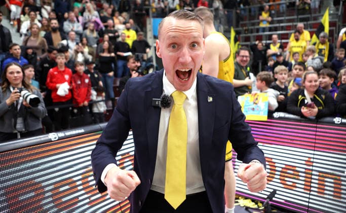 20.03.2026, Deutschland, Ludwigsburg Basketball MHP Riesen Ludwigsburg vs. Frankfurt Skyliners, Mikko Riipinen (Headcoach MHP RIESEN Ludwigsburg) jubelt