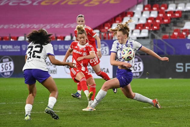 Linda DALLMANN (M) gegen Ella TOUON (SGS Essen) und Laura PUCKS (SGS Essen) Aktion, Zweikampf, SGS Essen - FC Bayern Muenchen 0-5 Fussball Google Pixel Bundesliga der Frauen Saison 2025 2026, 21.Spieltag, Spieltag21 am 20.03.2026 im Stadion an der Hafenstrasse Essen, Â