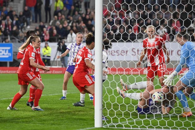 Dieses Tor der Muenchenerinnen wird wegen eines Stuermerfouls annuliert, Aktion, Zweikampf, SGS Essen - FC Bayern Muenchen 0-5 Fussball Google Pixel Bundesliga der Frauen Saison 2025 2026, 21.Spieltag, Spieltag21 am 20.03.2026 im Stadion an der Hafenstrasse Essen, Â