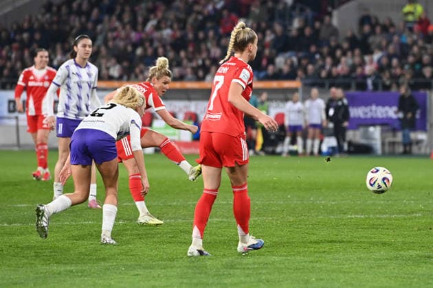Linda DALLMANN (M) Pfostenschuss, Torchance, Aktion, Einzelaktion SGS Essen - FC Bayern Muenchen 0-5 Fussball Google Pixel Bundesliga der Frauen Saison 2025 2026, 21.Spieltag, Spieltag21 am 20.03.2026 im Stadion an der Hafenstrasse Essen, Â