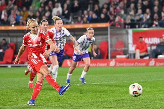 Pernille HARDER (M) schiesst per Elfmeter das Tor zum 0-3, SGS Essen - FC Bayern Muenchen 0-5 Fussball Google Pixel Bundesliga der Frauen Saison 2025 2026, 21.Spieltag, Spieltag21 am 20.03.2026 im Stadion an der Hafenstrasse Essen, Â