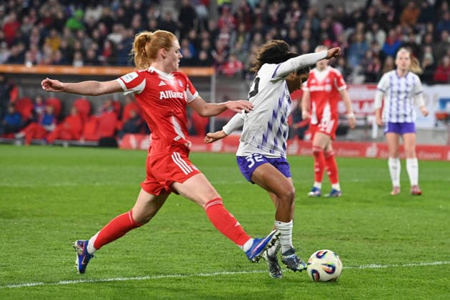 Stine BALLISAGER (M) gegen Ella TOUON (SGS Essen) Aktion, Zweikampf, SGS Essen - FC Bayern Muenchen 0-5 Fussball Google Pixel Bundesliga der Frauen Saison 2025 2026, 21.Spieltag, Spieltag21 am 20.03.2026 im Stadion an der Hafenstrasse Essen, Â