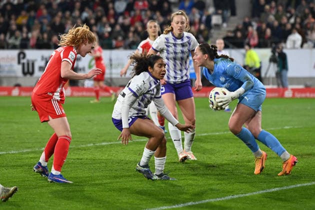 Stine BALLISAGER (M) gegen Ella TOUON (SGS Essen) und Torhueterin Luisa PALMEN (SGS Essen) Aktion, Zweikampf, SGS Essen - FC Bayern Muenchen 0-5 Fussball Google Pixel Bundesliga der Frauen Saison 2025 2026, 21.Spieltag, Spieltag21 am 20.03.2026 im Stadion an der Hafenstrasse Essen, Â