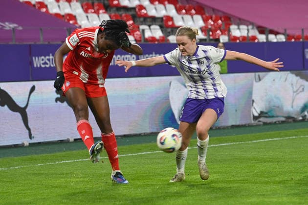 Arianna CARUSO (M) gegen Paula FLACH (SGS Essen) Aktion, Zweikampf, SGS Essen - FC Bayern Muenchen 0-5 Fussball Google Pixel Bundesliga der Frauen Saison 2025 2026, 21.Spieltag, Spieltag21 am 20.03.2026 im Stadion an der Hafenstrasse Essen, Â