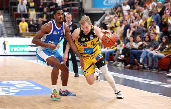 20.03.2026, Deutschland, Ludwigsburg Basketball MHP Riesen Ludwigsburg vs. Frankfurt Skyliners, v.l. William Christmas (Frankfurt Skyliners), Toms Skuja (MHP RIESEN Ludwigsburg)