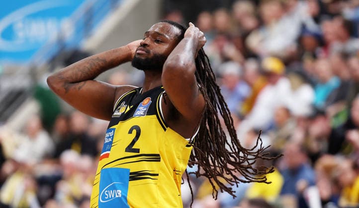 20.03.2026, Deutschland, Ludwigsburg Basketball MHP Riesen Ludwigsburg vs. Frankfurt Skyliners, Tray Buchanan (MHP RIESEN Ludwigsburg) macht sich die Haare