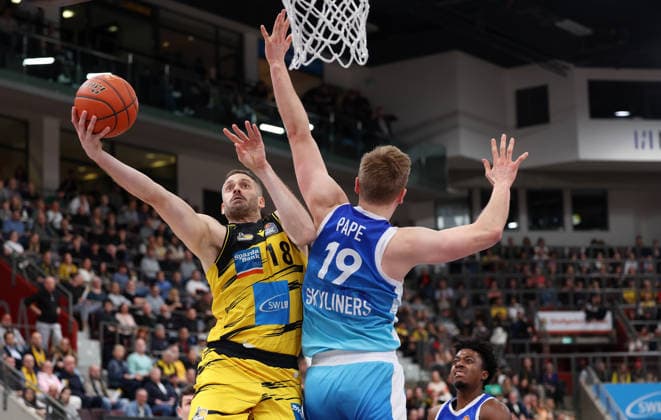 20.03.2026, Deutschland, Ludwigsburg Basketball MHP Riesen Ludwigsburg vs. Frankfurt Skyliners, v.l. Jonas Wohlfarth-Bottermann (MHP RIESEN Ludwigsburg), Till Pape (Frankfurt Skyliners)
