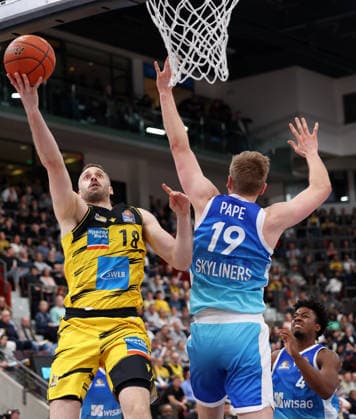 20.03.2026, Deutschland, Ludwigsburg Basketball MHP Riesen Ludwigsburg vs. Frankfurt Skyliners, v.l. Jonas Wohlfarth-Bottermann (MHP RIESEN Ludwigsburg), Till Pape (Frankfurt Skyliners)