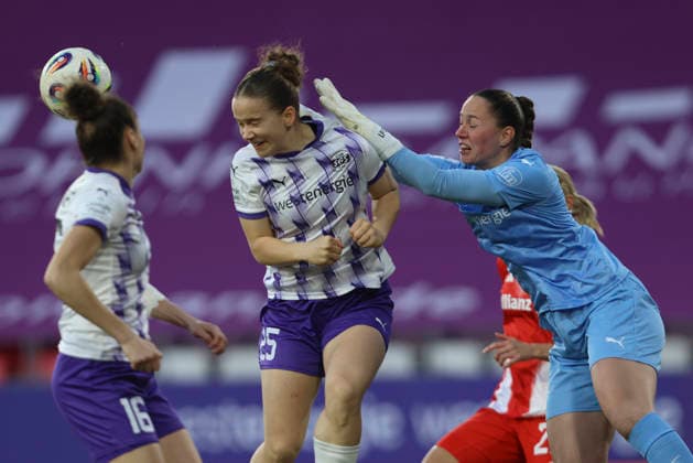 Paulina Platner (SGS Essen) und Torfrau Luisa Palmen (SGS Essen) in Aktion, am Ball, Einzelaktion waehrend des Spiels der Frauen Bundesliga zwischen SGS Essen und Bayern München, Stadion an der Hafenstraße am 20. März in Essen, Deutschland. (Foto von Oliver Kaelke DeFodi Images) +++ Paulina Platner (SGS Essen) und Torfrau Luisa Palmen (SGS Essen) controls the ball during the Woman Bundesliga match between SGS Essen and Bayern München at Stadion an der Hafenstraße on March 20, 2026 in Cologne, Germany. (Photo by Oliver Kaelke DeFodi Images) DFL regulations prohibit any use of photographs as image sequences and or quasi-video. (Photo by Oliver Kaelke DeFodi Images) -