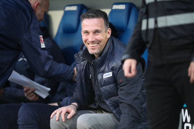 Lachender Christian Eichner (Karlsruher SC, Chef-Trainer) kurz vor Anpfiff, Karlsruher SC vs. SpVgg Greuther Fuerth, 2. Bundesliga, 27. Spieltag, 2025 2026, 20.03.2026, DFL REGULATIONS PROHIBIT ANY USE OF PHOTOGRAPHS AS IMAGE SEQUENCES AND OR QUASI-VIDEO, Karlsruher SC vs. SpVgg Greuther Fuerth, 2. Bundesliga, 27. Spieltag, 2025 2026, 20.03.2026 Karlsruhe