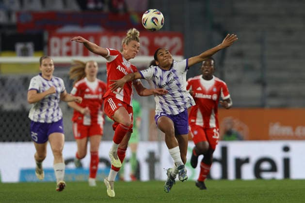 Linda Dallmann (FC Bayern München) und Ella Touon (SGS Essen) im Zweikampf waehrend des Spiels der Frauen Bundesliga zwischen SGS Essen und Bayern München, Stadion an der Hafenstraße am 20. März in Essen, Deutschland. (Foto von Oliver Kaelke DeFodi Images) +++ Linda Dallmann (FC Bayern München) und Ella Touon (SGS Essen) battle for the ball during the Woman Bundesliga match between SGS Essen and Bayern München at Stadion an der Hafenstraße on March 20, 2026 in Cologne, Germany. (Photo by Oliver Kaelke DeFodi Images) DFL regulations prohibit any use of photographs as image sequences and or quasi-video. (Photo by Oliver Kaelke DeFodi Images) -