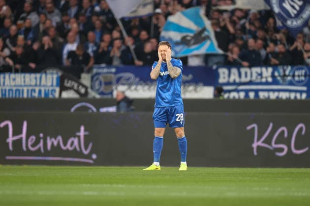 Marcel Franke (Karlsruher SC, 28) kurz vor Anpfiff im Fokus, Karlsruher SC vs. SpVgg Greuther Fuerth, 2. Bundesliga, 27. Spieltag, 2025 2026, 20.03.2026, DFL REGULATIONS PROHIBIT ANY USE OF PHOTOGRAPHS AS IMAGE SEQUENCES AND OR QUASI-VIDEO, Karlsruher SC vs. SpVgg Greuther Fuerth, 2. Bundesliga, 27. Spieltag, 2025 2026, 20.03.2026 Karlsruhe