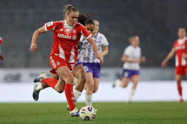 Georgia Stanway (FC Bayern München) und Ella Touon (SGS Essen) im Zweikampf waehrend des Spiels der Frauen Bundesliga zwischen SGS Essen und Bayern München, Stadion an der Hafenstraße am 20. März in Essen, Deutschland. (Foto von Oliver Kaelke DeFodi Images) +++ Georgia Stanway (FC Bayern München) und Ella Touon (SGS Essen) battle for the ball during the Woman Bundesliga match between SGS Essen and Bayern München at Stadion an der Hafenstraße on March 20, 2026 in Cologne, Germany. (Photo by Oliver Kaelke DeFodi Images) DFL regulations prohibit any use of photographs as image sequences and or quasi-video. (Photo by Oliver Kaelke DeFodi Images) -
