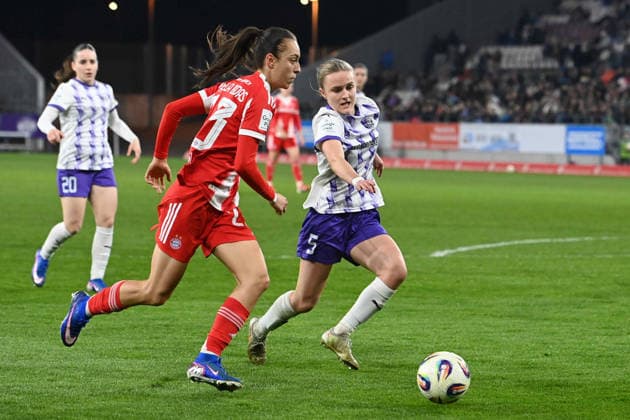 Natalia PADILLA-BIDAS (M) gegen Paula FLACH (SGS Essen) Aktion, Zweikampf, SGS Essen - FC Bayern Muenchen 0-5 Fussball Google Pixel Bundesliga der Frauen Saison 2025 2026, 21.Spieltag, Spieltag21 am 20.03.2026 im Stadion an der Hafenstrasse Essen, Â