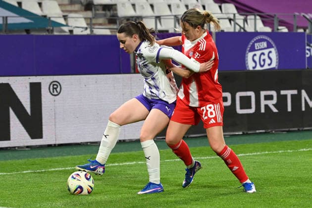 Leonie KOEPP (Köpp, SGS Essen) gegen Barbara DUNST (M) Aktion, Zweikampf, SGS Essen - FC Bayern Muenchen 0-5 Fussball Google Pixel Bundesliga der Frauen Saison 2025 2026, 21.Spieltag, Spieltag21 am 20.03.2026 im Stadion an der Hafenstrasse Essen, Â