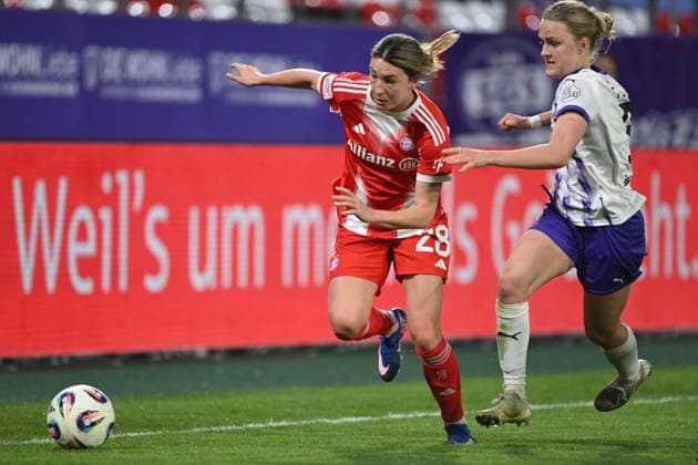Barbara DUNST (M) gegen Paula FLACH (SGS Essen) Aktion, Zweikampf, SGS Essen - FC Bayern Muenchen 0-5 Fussball Google Pixel Bundesliga der Frauen Saison 2025 2026, 21.Spieltag, Spieltag21 am 20.03.2026 im Stadion an der Hafenstrasse Essen, Â