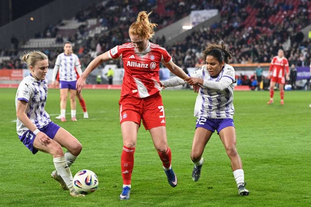 Stine BALLISAGER (M) gegen Paula FLACH (SGS Essen) und Ella TOUON (SGS Essen) Aktion, Zweikampf, SGS Essen - FC Bayern Muenchen 0-5 Fussball Google Pixel Bundesliga der Frauen Saison 2025 2026, 21.Spieltag, Spieltag21 am 20.03.2026 im Stadion an der Hafenstrasse Essen, Â