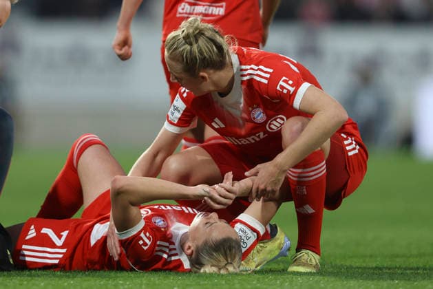 Giulia Gwinn (FC Bayern München) liegt verletzt am Boden waehrend des Spiels der Frauen Bundesliga zwischen SGS Essen und Bayern München, Stadion an der Hafenstraße am 20. März in Essen, Deutschland. (Foto von Oliver Kaelke DeFodi Images) +++ Giulia Gwinn (FC Bayern München) injured on the ground during the Woman Bundesliga match between SGS Essen and Bayern München at Stadion an der Hafenstraße on March 20, 2026 in Cologne, Germany. (Photo by Oliver Kaelke DeFodi Images) DFL regulations prohibit any use of photographs as image sequences and or quasi-video. (Photo by Oliver Kaelke DeFodi Images) -