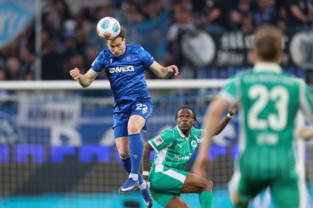 Christoph Kobald (Karlsruher SC, 22) klaert vor Noel Futkeu (SpVgg Greuther Fuerth, 09) per Kopfball, Karlsruher SC vs. SpVgg Greuther Fuerth, 2. Bundesliga, 27. Spieltag, 2025 2026, 20.03.2026, DFL REGULATIONS PROHIBIT ANY USE OF PHOTOGRAPHS AS IMAGE SEQUENCES AND OR QUASI-VIDEO, Karlsruher SC vs. SpVgg Greuther Fuerth, 2. Bundesliga, 27. Spieltag, 2025 2026, 20.03.2026 Karlsruhe