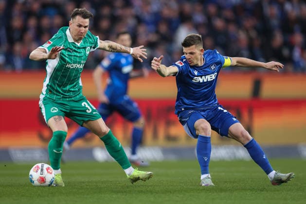 Felix Klaus (SpVgg Greuther Fuerth, 30) im Zweikampf mit Marvin Wanitzek (Karlsruher SC, 10), Karlsruher SC vs. SpVgg Greuther Fuerth, 2. Bundesliga, 27. Spieltag, 2025 2026, 20.03.2026, DFL REGULATIONS PROHIBIT ANY USE OF PHOTOGRAPHS AS IMAGE SEQUENCES AND OR QUASI-VIDEO, Karlsruher SC vs. SpVgg Greuther Fuerth, 2. Bundesliga, 27. Spieltag, 2025 2026, 20.03.2026 Karlsruhe