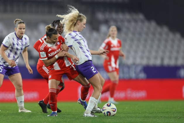 Arianna Caruso (FC Bayern München) und Julie Terlinden (SGS Essen) im Zweikampf waehrend des Spiels der Frauen Bundesliga zwischen SGS Essen und Bayern München, Stadion an der Hafenstraße am 20. März in Essen, Deutschland. (Foto von Oliver Kaelke DeFodi Images) +++ Arianna Caruso (FC Bayern München) und Julie Terlinden (SGS Essen) battle for the ball during the Woman Bundesliga match between SGS Essen and Bayern München at Stadion an der Hafenstraße on March 20, 2026 in Cologne, Germany. (Photo by Oliver Kaelke DeFodi Images) DFL regulations prohibit any use of photographs as image sequences and or quasi-video. (Photo by Oliver Kaelke DeFodi Images) -