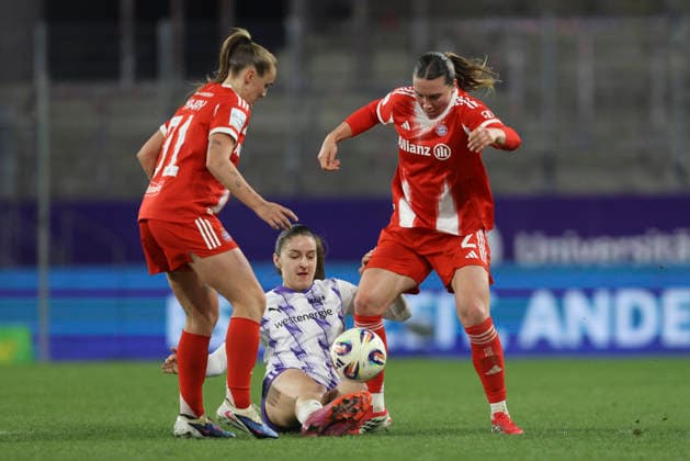 Georgia Stanway (FC Bayern München), Laureta Elmazi (SGS Essen) und Vanessa Gilles (FC Bayern München) im Zweikampf waehrend des Spiels der Frauen Bundesliga zwischen SGS Essen und Bayern München, Stadion an der Hafenstraße am 20. März in Essen, Deutschland. (Foto von Oliver Kaelke DeFodi Images) +++ Georgia Stanway (FC Bayern München), Laureta Elmazi (SGS Essen) und Vanessa Gilles (FC Bayern München) battle for the ball during the Woman Bundesliga match between SGS Essen and Bayern München at Stadion an der Hafenstraße on March 20, 2026 in Cologne, Germany. (Photo by Oliver Kaelke DeFodi Images) DFL regulations prohibit any use of photographs as image sequences and or quasi-video. (Photo by Oliver Kaelke DeFodi Images) -