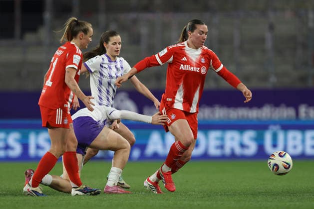 Georgia Stanway (FC Bayern München), Laureta Elmazi (SGS Essen) und Vanessa Gilles (FC Bayern München) im Zweikampf waehrend des Spiels der Frauen Bundesliga zwischen SGS Essen und Bayern München, Stadion an der Hafenstraße am 20. März in Essen, Deutschland. (Foto von Oliver Kaelke DeFodi Images) +++ Georgia Stanway (FC Bayern München), Laureta Elmazi (SGS Essen) und Vanessa Gilles (FC Bayern München) battle for the ball during the Woman Bundesliga match between SGS Essen and Bayern München at Stadion an der Hafenstraße on March 20, 2026 in Cologne, Germany. (Photo by Oliver Kaelke DeFodi Images) DFL regulations prohibit any use of photographs as image sequences and or quasi-video. (Photo by Oliver Kaelke DeFodi Images) -
